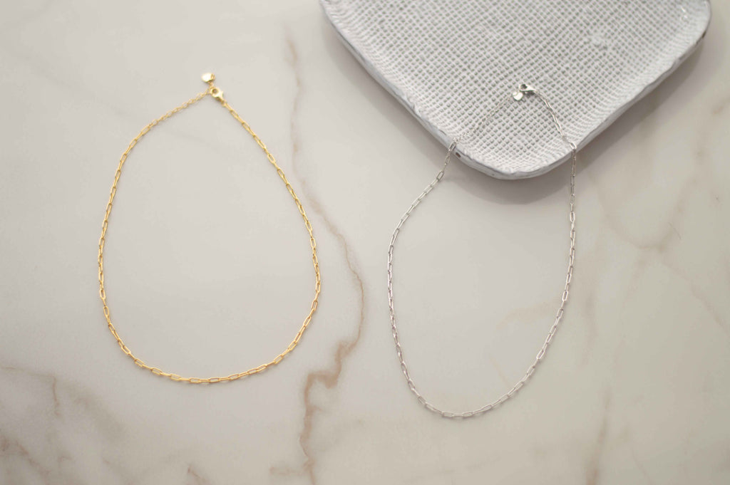 Dos collares de cadena en plata 925 y con baño de oro 18k