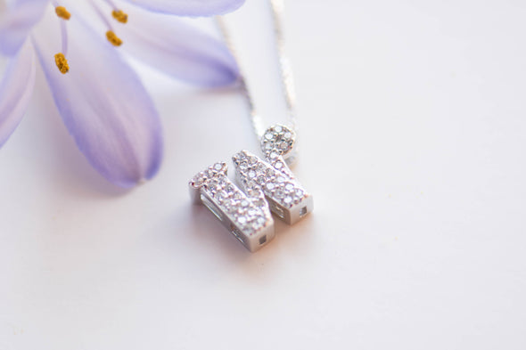 Collar con pendiente de letra W color plata con zirconias